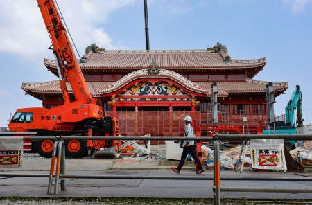 「素屋根」の撤去がほぼ終わった首里城の正殿＝７日午後、那覇市