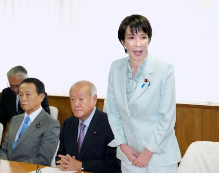 自民党の臨時総務会であいさつする高市早苗総裁。左から麻生太郎副総裁、鈴木俊一幹事長＝７日午前、東京・永田町の党本部