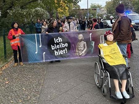 ベルリンの公有地にある少女像の存続を求めてデモ行進する参加者＝７日（共同）
