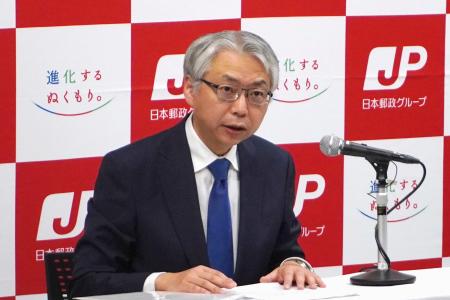 記者会見する日本郵政の根岸一行社長＝８日午後、東京都内