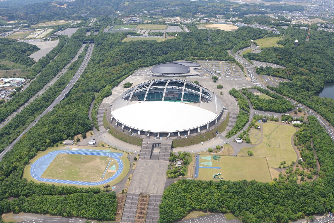 Ｊ２大分トリニータやラグビーの試合など多目的に使われるクラサスドーム大分＝２０２４年５月、大分市（本社チャーター機から撮影）