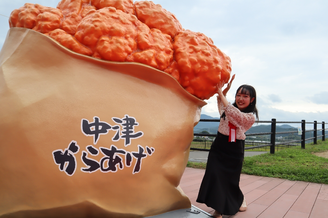 モニュメントをデザインした久留見花波さん＝中津市加来の道の駅なかつ