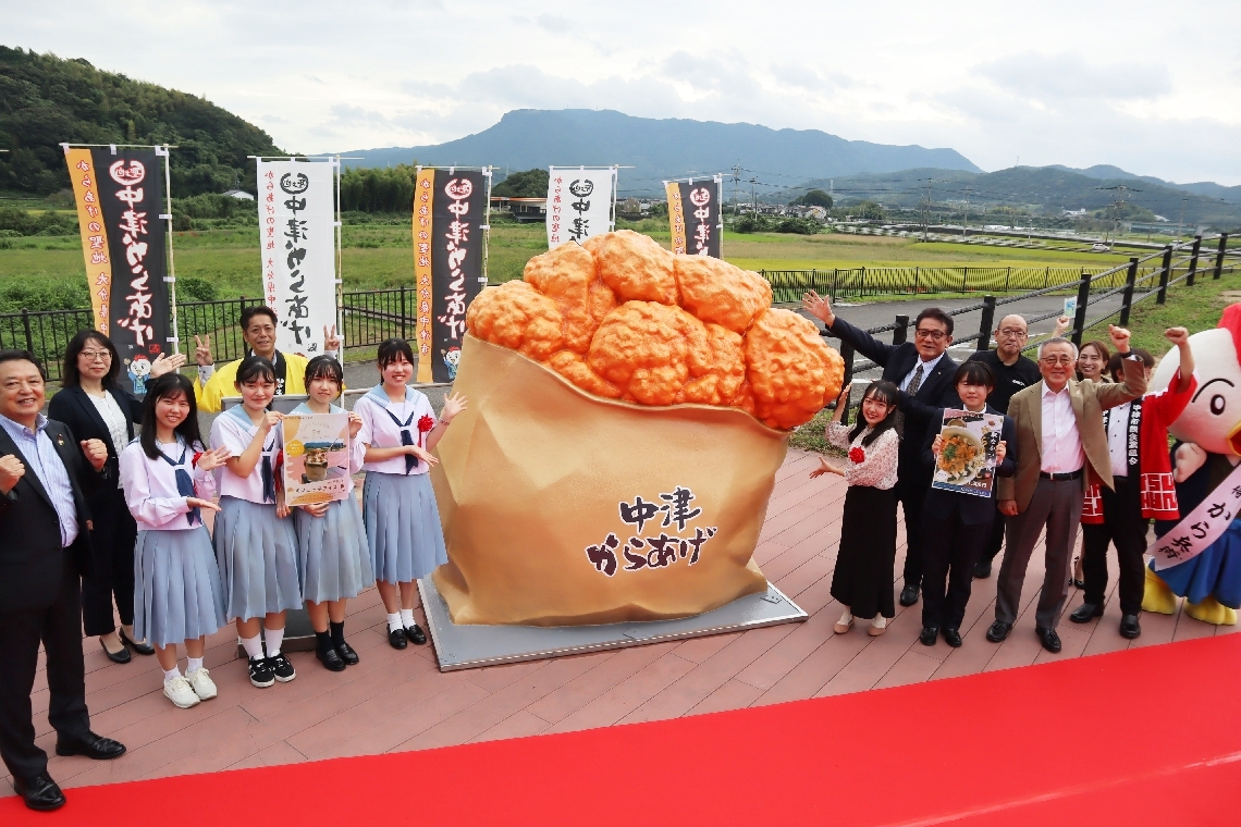 モニュメントの完成を祝う関係者ら