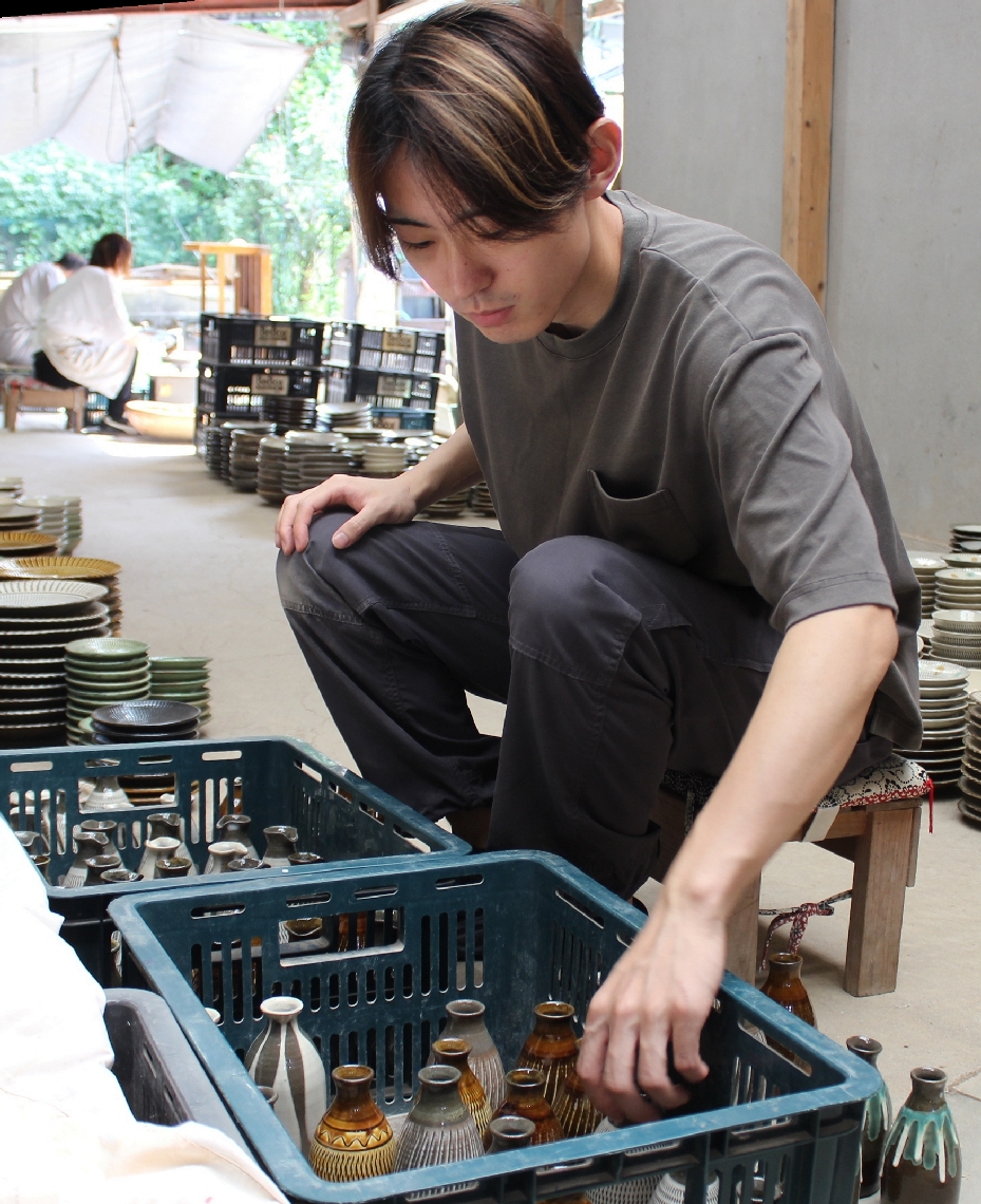 民陶祭に向け、仕分けや検品作業をする小袋杏梓さん