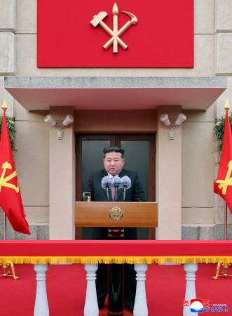 平壌の党創建事績館で演説する北朝鮮の金正恩朝鮮労働党総書記＝８日（朝鮮中央通信＝共同）