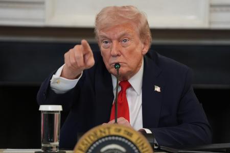 極左運動「アンティファ」に関する会議で発言するトランプ米大統領＝８日、ワシントン（ＡＰ＝共同）