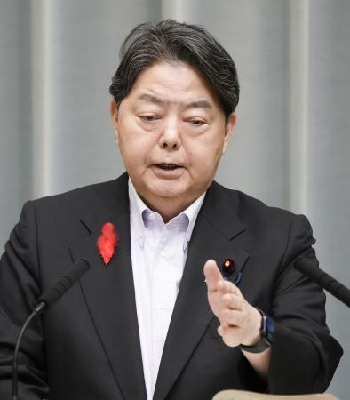 記者会見する林官房長官＝９日午前、首相官邸