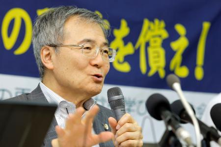 袴田巌さんの国家賠償請求訴訟の提訴後、記者会見する小川秀世弁護団長＝９日午後、静岡市