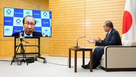 ノーベル化学賞に選ばれた北川進京都大特別教授とオンラインで面会し、祝意を伝える石破首相＝９日午後、首相官邸