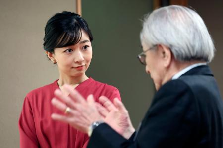 「松下真々庵」を訪れ、人間国宝の森口邦彦さんの説明を聞かれる佳子さま＝９日午後、京都市左京区（代表撮影）