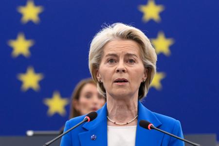 欧州議会で演説するフォンデアライエン欧州委員長＝６日、フランス・ストラスブール（ＡＰ＝共同）