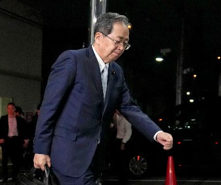 改めて開かれる公明党の中央幹事会へ出席するため、党本部に入る斉藤代表＝９日夜、東京都新宿区