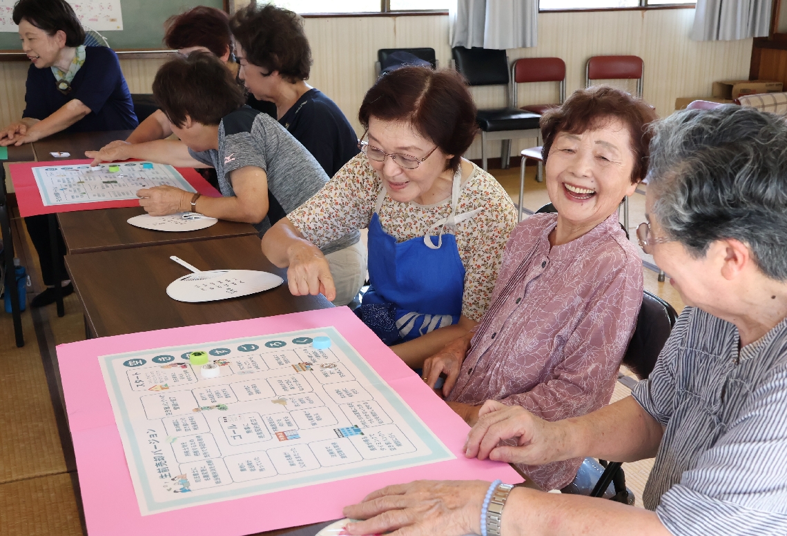 「空き家すごろく」を楽しむ参加者＝国東市武蔵町