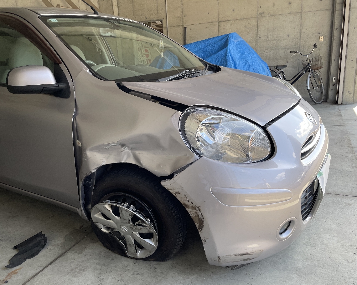 事故を起こした乗用車＝１０日、佐伯署