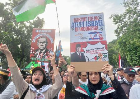 体操の世界選手権へのイスラエル代表の参加に反対する人々＝７日、ジャカルタ（共同）