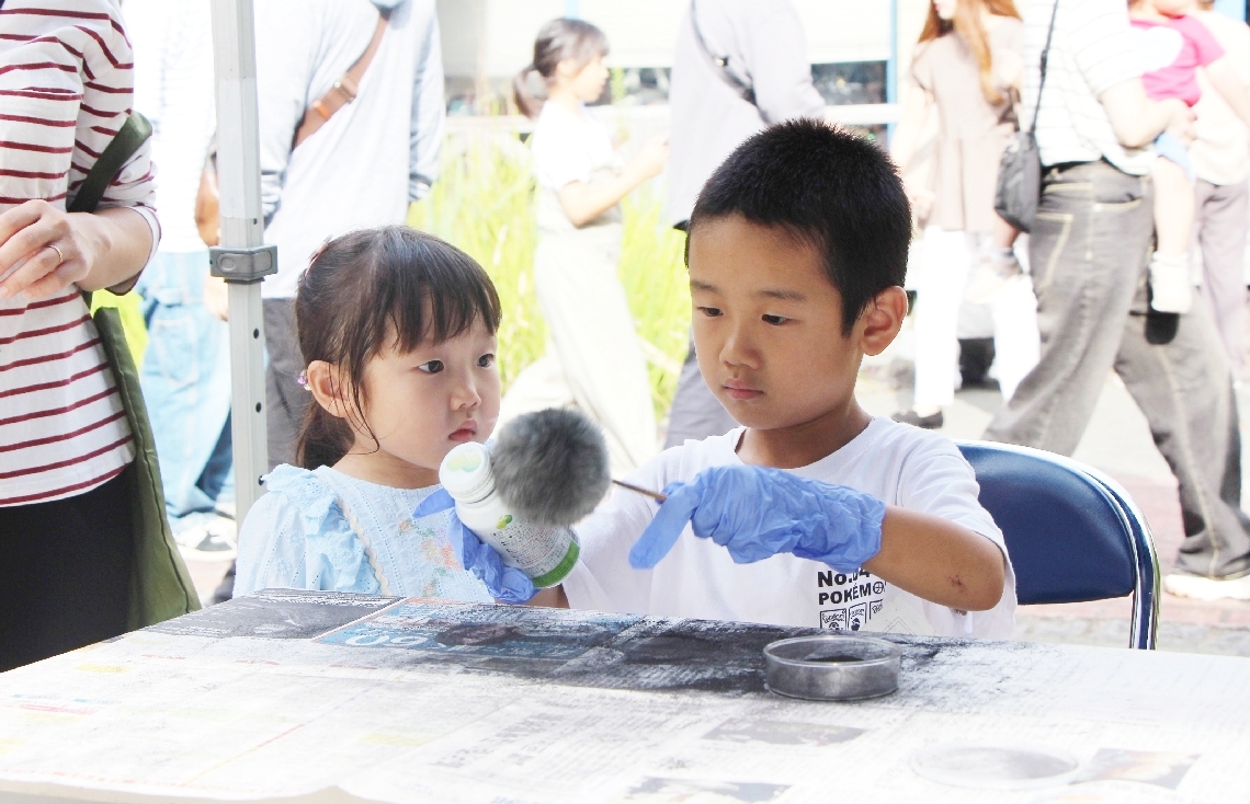 鑑識作業を体験する子どもたち＝１１日、大分市公園通り西