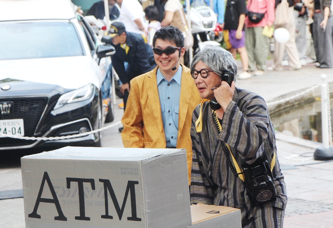 寸劇を通じ、来場者に特殊詐欺の手口を伝える大分東署の劇団「しののめ座」