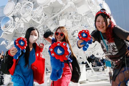 ミャクミャクグッズを手に万博を楽しむ女性グループ＝９日、大阪市此花区の夢洲