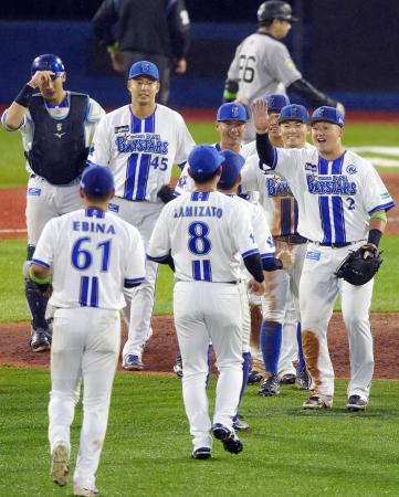 巨人に快勝し、タッチを交わすＤｅＮＡナイン＝横浜