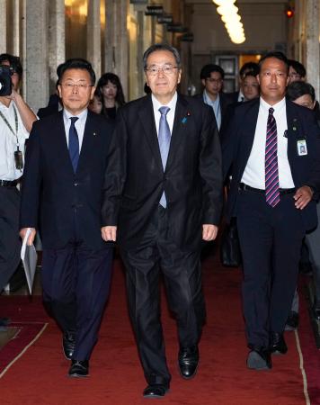 １０日、自民党の高市総裁との会談へ向かう公明党の斉藤代表（中央）＝国会