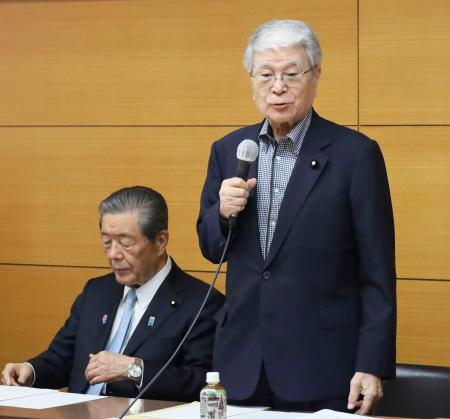 会合で発言する自民党の野村哲郎元農相。左は森山裕前幹事長＝１１日午後、鹿児島市