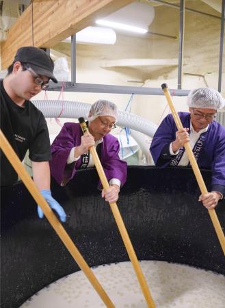 日本酒「絆舞」の仕込み作業に加わる信用金庫の役員（右２人）ら＝１１日午後、福島県会津坂下町