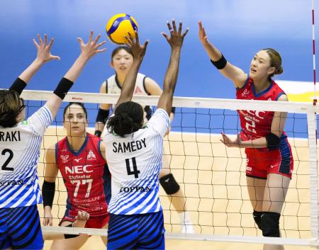 ＮＥＣ川崎―ＳＡＧＡ久光　第３セット、スパイクを放つＮＥＣ川崎・佐藤（右端）＝東急ドレッセとどろきアリーナ