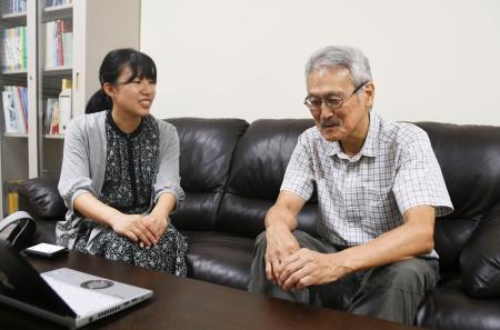 夏の長期化について研究した三重大大学院修士２年の滝川真央さん（左）と立花義裕教授＝９月、津市