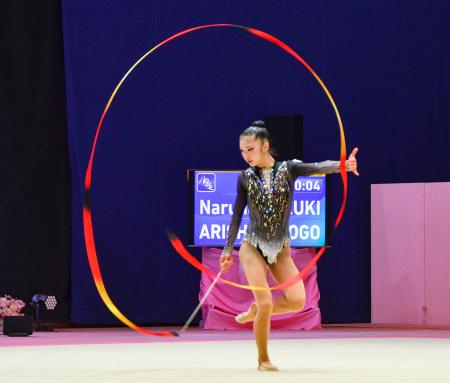 予選の鈴木菜巴のリボン＝東京体育館