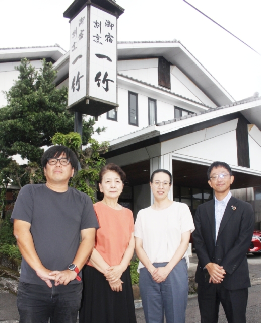 一竹を後藤美保さん（左から２人目）から事業承継した井上徹郎さん（左端）、真由子さん（左から３人目）夫婦と、大分銀行竹田支店の村上栄俊さん＝竹田市会々