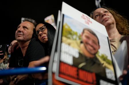 人質の早期解放を訴える集会に集まった人たち＝１１日、イスラエル中部テルアビブ（共同）