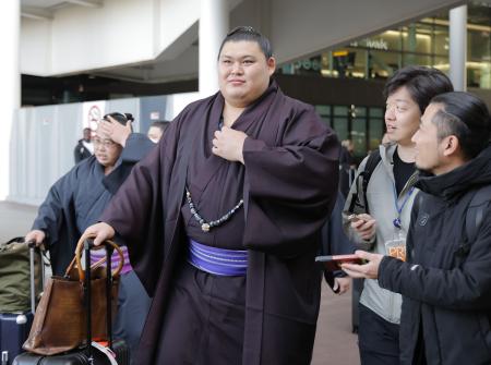 大相撲のロンドン公演のため、英ヒースロー空港に到着した横綱大の里＝１１日、ロンドン（共同）