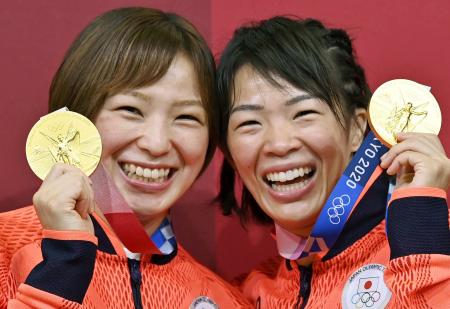 ２０２１年８月、東京五輪のレスリング女子で、姉妹で金メダルを獲得し笑顔の金城（旧姓川井）梨紗子（右）と妹の恒村友香子＝幕張メッセ