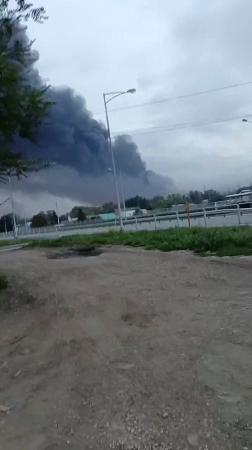 ウクライナの無人機攻撃を受け、煙を上げるロシア南部サマラ州の製油所＝８月２８日（ソーシャルメディアから、ロイター＝共同）