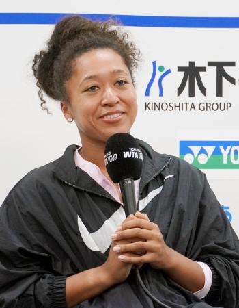 テニスの木下グループ・ジャパン・オープン女子の開幕を前に、笑顔で記者会見する大坂なおみ＝１２日、大阪市西区