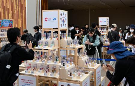 各パビリオン関係者が仕上げたカラフルなミャクミャクのフィギュアの展示＝１２日午前、大阪市此花区の夢洲