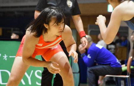 レスリングの全日本女子オープン選手権の５７キロ級で優勝した桜井つぐみ＝静岡県焼津市