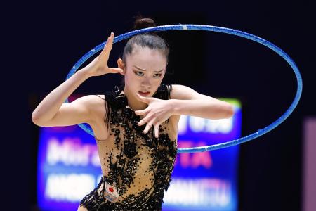 決勝前半　喜田未来乃のフープ＝東京体育館
