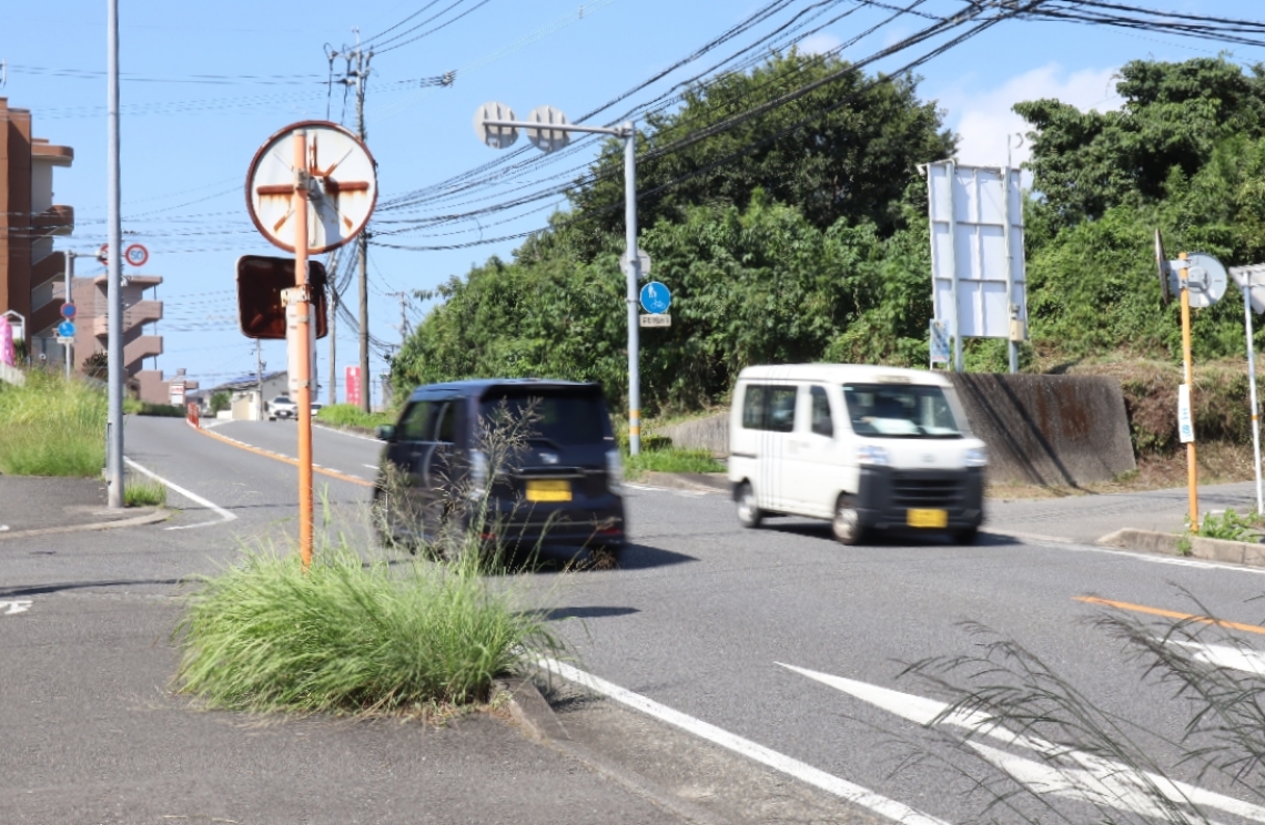 昨年５件の人身事故があった殉教公園前バス停東側交差点＝大分市森