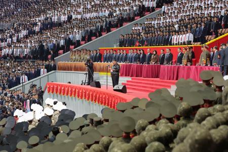 平壌のメーデースタジアムを訪れた北朝鮮の金正恩朝鮮労働党総書記（中央）＝１２日（朝鮮中央通信＝共同）