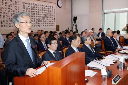 韓国国会で開かれた国政監査に出席した最高裁のチョ喜大長官（左端）＝１３日、ソウル（聯合＝共同）