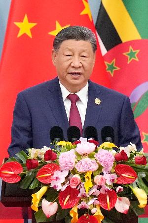 世界女性サミットの開幕式で演説する中国の習近平国家主席＝１３日、北京（共同）