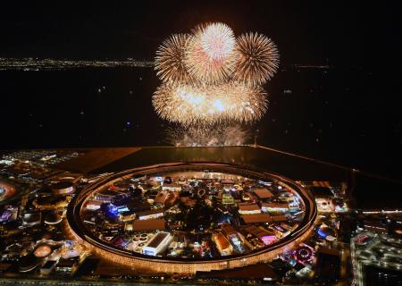 閉幕日を迎えた大阪・関西万博の会場で打ち上げられた花火＝１３日午後６時４０分、大阪市此花区の夢洲（共同通信社ヘリから）