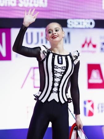 新体操イオン・カップ世界クラブ選手権の個人総合で優勝したウクライナのタイシア・オノフリチュク＝１３日、東京体育館