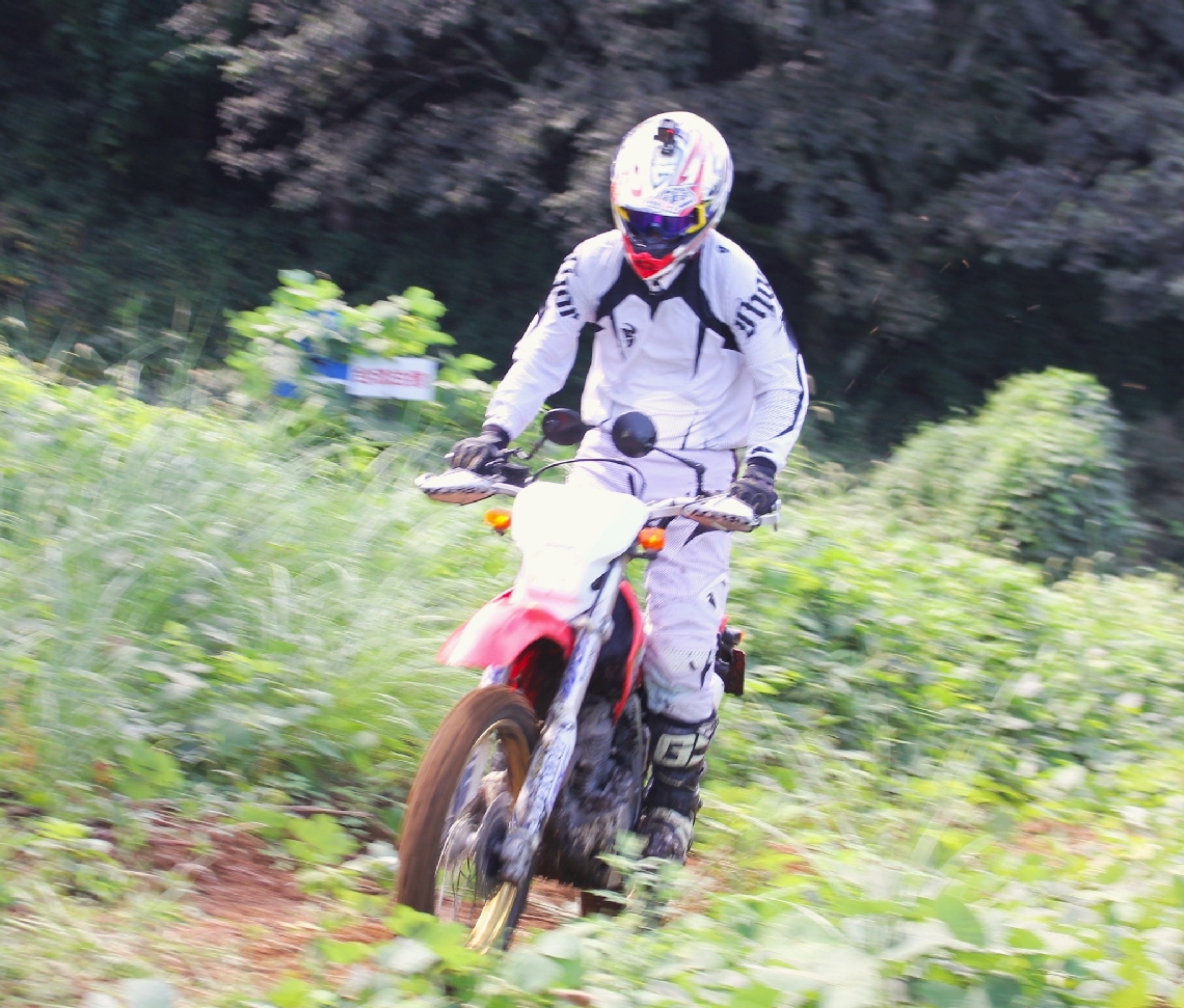 ＳＰＡ直入のオフロードコースを試走する県災害ボランティアバイク隊事務局の関係者＝昨年９月、竹田市直入町上田北