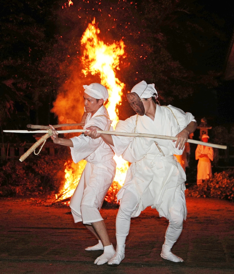 火を守るトウバと激しくせめぎ合うケベス（右）