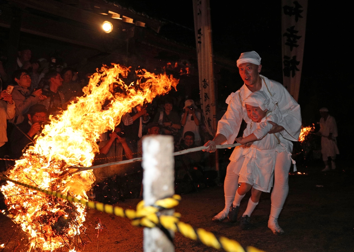 燃え盛るシダを持って境内を駆け回るトウバ