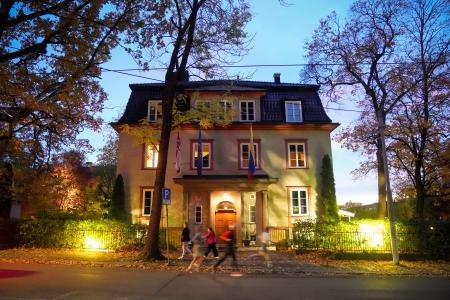 ベネズエラとクロアチアの大使館が入居した建物＝１３日、ノルウェー・オスロ（ＮＴＢ／Ｆｒｅｄｒｉｋ　Ｖａｒｆｊｅｌｌ提供・ロイター＝共同）