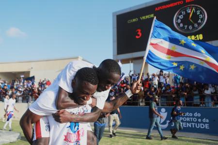 サッカーの２０２６年Ｗ杯北中米３カ国大会アフリカ予選で、初の本大会出場を決めたカボベルデの選手＝１３日（ＡＰ＝共同）