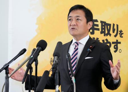 記者会見する国民民主党の玉木代表＝１４日午前、国会